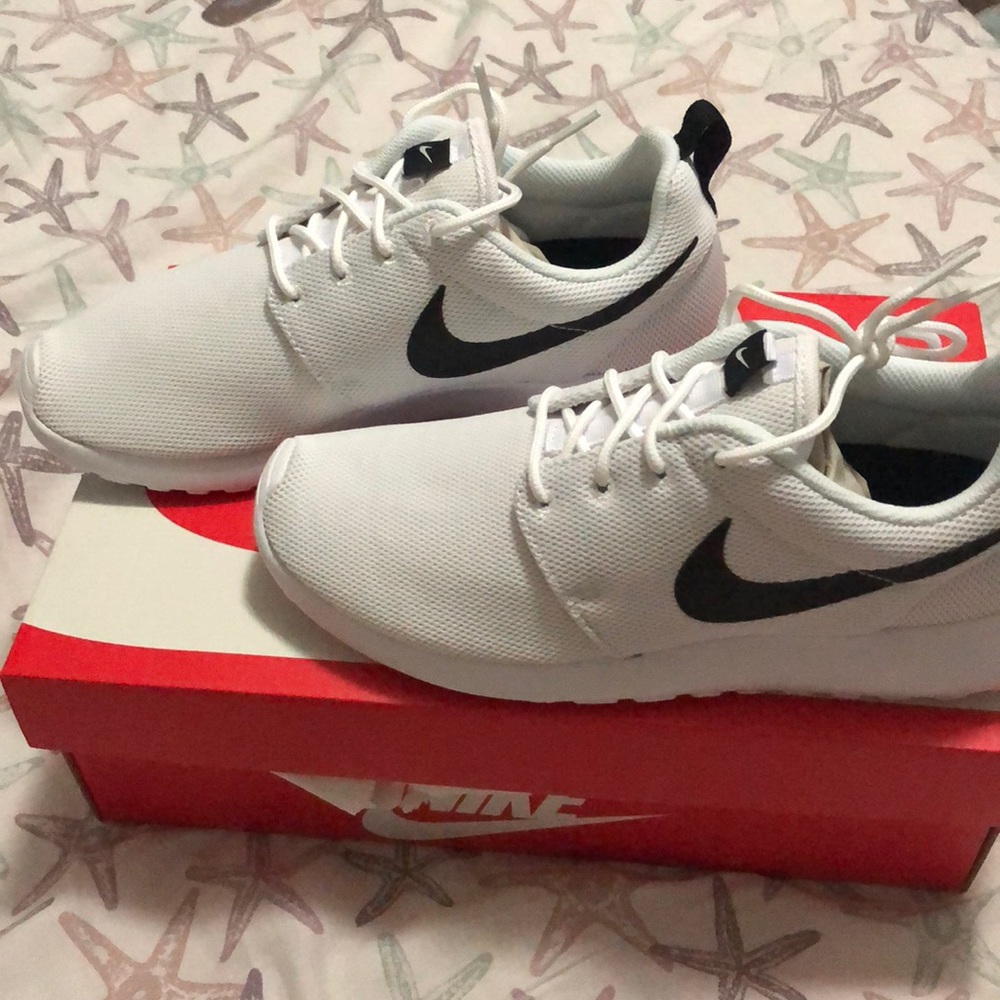 White nike Roshe size 7
